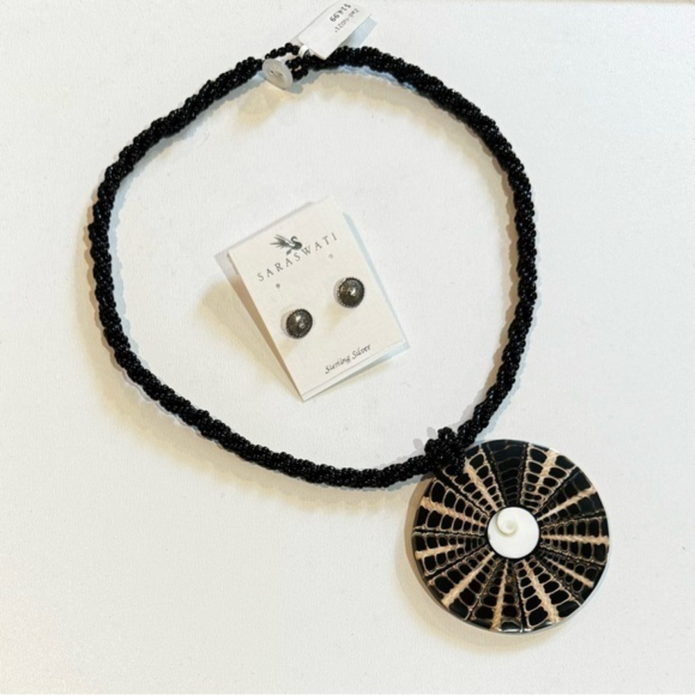 NWT 18” Sea Shell Design Pendant Necklace w/Sterling Silver Circle Stud Earrings